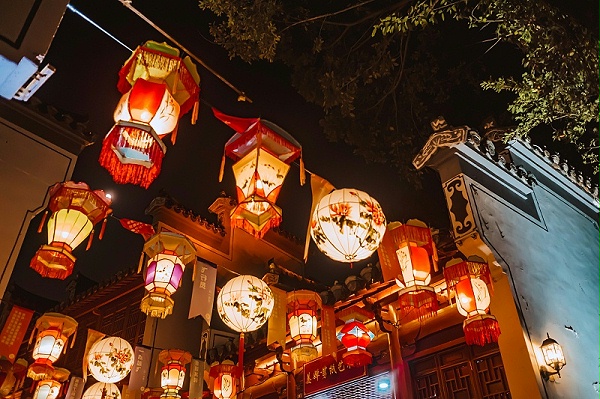 千庫網(wǎng)_夜晚燈飾燈籠逛燈會猜燈謎攝影圖配圖_攝影圖編號151599